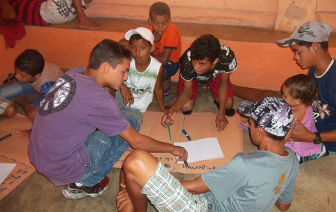 *Interação: Adolescente da AMJUS orienta atividades com demais adolescentes. alt